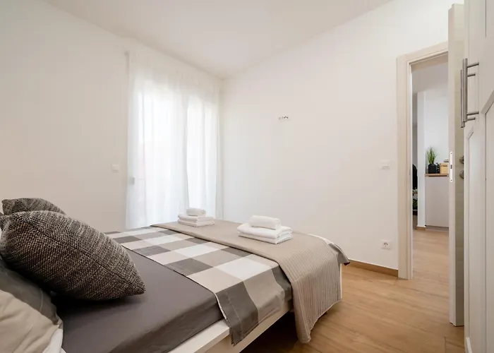 Sarana * 特罗吉尔